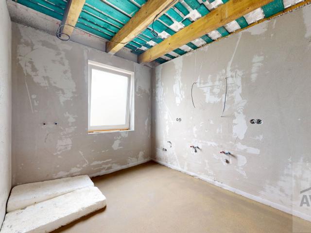 NOVINKA  - Priestranný 4 izbový rodinný dom, terasa, parkovanie, oplotenie v novej lokalite obce Zálesie