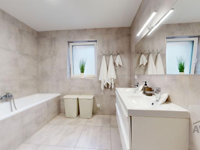 IHNEĎ VOĽNÝ - slnečný 4 izbový rodinný dom so zimnou záhradou