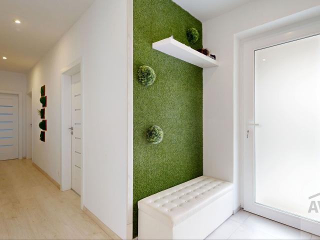 IHNEĎ VOĽNÝ - slnečný 4 izbový rodinný dom so zimnou záhradou