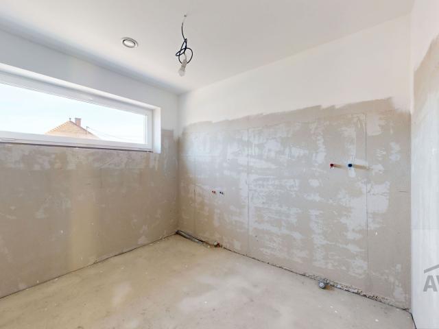 SKOLAUDOVANÝ -  5 izbový rodinný dom s dvomi kúpeľňami, krbom, rekuperáciou, nízke náklady