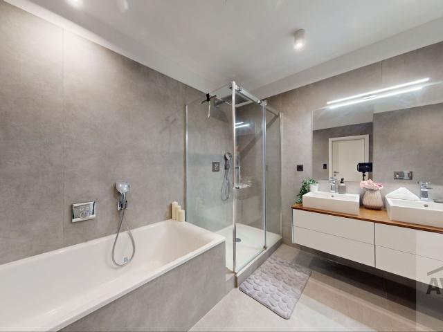 Slnečný veľkometrážny byt na Kolibe - uzavretý areál, tri terasy, zariadenie na mieru