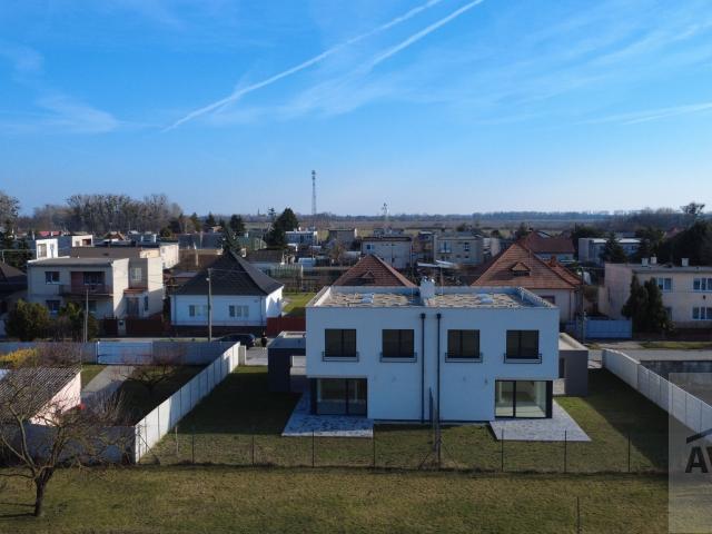 SKOLAUDOVANÝ -  5 izbový rodinný dom s dvomi kúpeľňami, krbom, rekuperáciou, nízke náklady