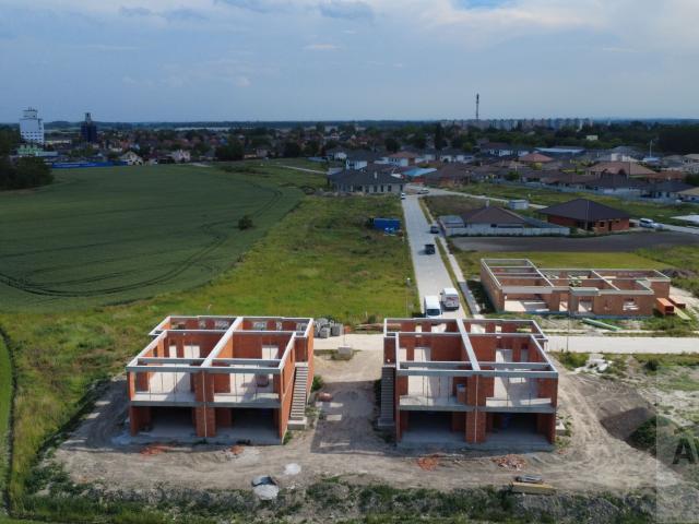 Príjemné 3 izbové byty s vlastným pozemkom a parkovaním