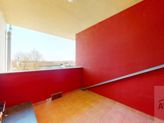NOVÁ CENA!  - 2,5 izbový byt so šatníkom, parkovacím miestom a 3x balkón