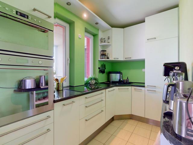 NOVÁ CENA!  - 2,5 izbový byt so šatníkom, parkovacím miestom a 3x balkón
