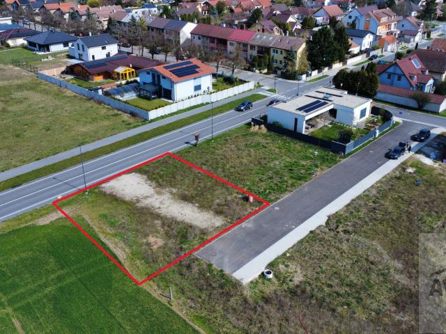 Perspektívny stavebný pozemok v Čunove s inžinierskymi sieťami 