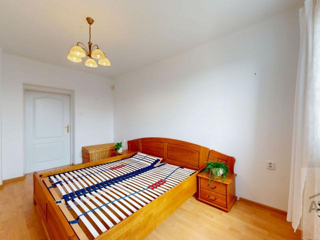 Udržiavaný 5,5 izbový rodinný dom s potenciálom, garáž, pivnica, besiedka, záhrada