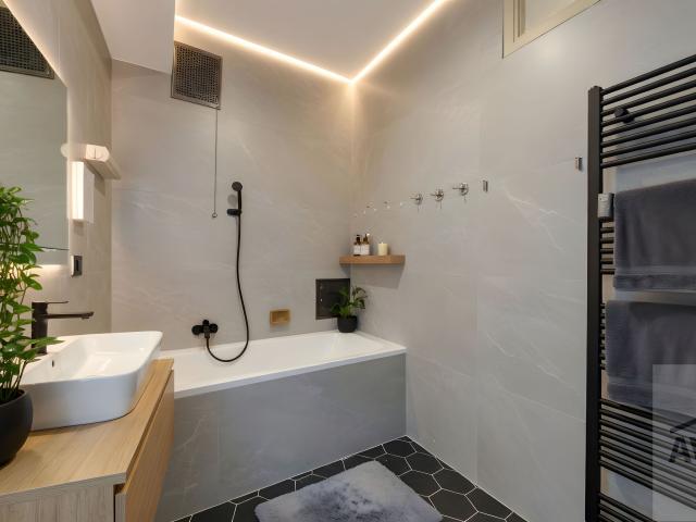 Veľký staromestský byt s pôvodnými prvkami a veľkou terasou - vysoké stropy, pivnica (6m²)