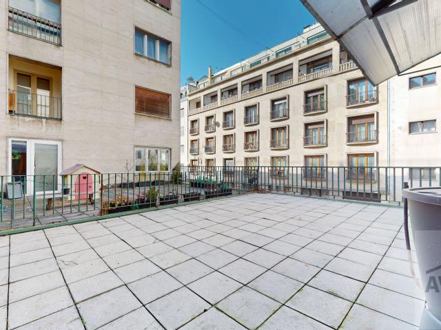Veľký staromestský byt s pôvodnými prvkami a veľkou terasou - vysoké stropy, pivnica (6m²)