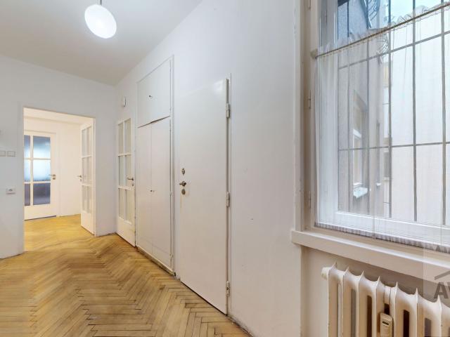 Veľký staromestský byt s pôvodnými prvkami a veľkou terasou - vysoké stropy, pivnica (6m²)