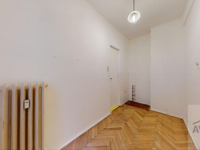 Veľký staromestský byt s pôvodnými prvkami a veľkou terasou - vysoké stropy, pivnica (6m²)