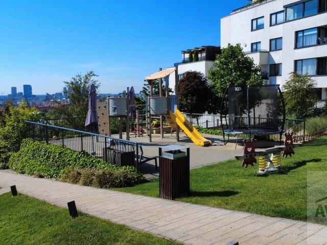 Exkluzívny 5-izbový byt na Kolibe s 60 m² terasou, jacuzzi a panoramatickým výhľadom