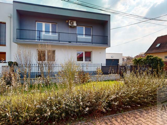 Udržiavaný 5,5 izbový rodinný dom s potenciálom, garáž, pivnica, besiedka, záhrada