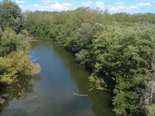 Priestranná záhrada priamo pri ramene Malého Dunaja – 816 m2 s prístupom k vode