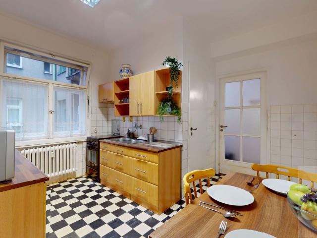 Veľký staromestský byt s pôvodnými prvkami a veľkou terasou - vysoké stropy, pivnica (6m²)