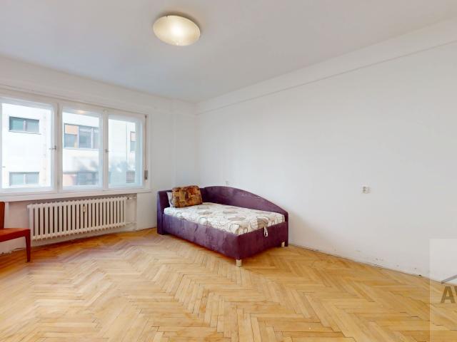 Veľký staromestský byt s pôvodnými prvkami a veľkou terasou - vysoké stropy, pivnica (6m²)