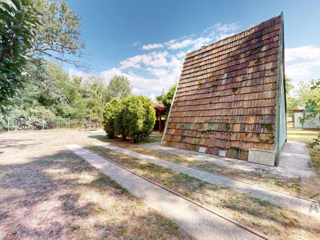 Priestranná záhrada priamo pri ramene Malého Dunaja – 816 m2 s prístupom k vode
