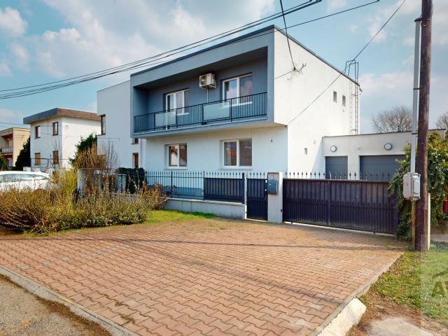 Udržiavaný 5,5 izbový rodinný dom s potenciálom, garáž, pivnica, besiedka, záhrada