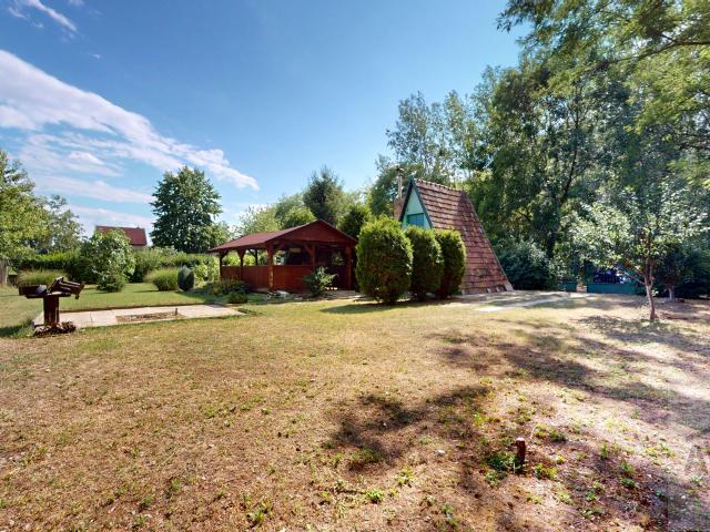 Záhrada (816 m²) pri Malom Dunaji v Malinove s chatkou, altánkom a studňou
