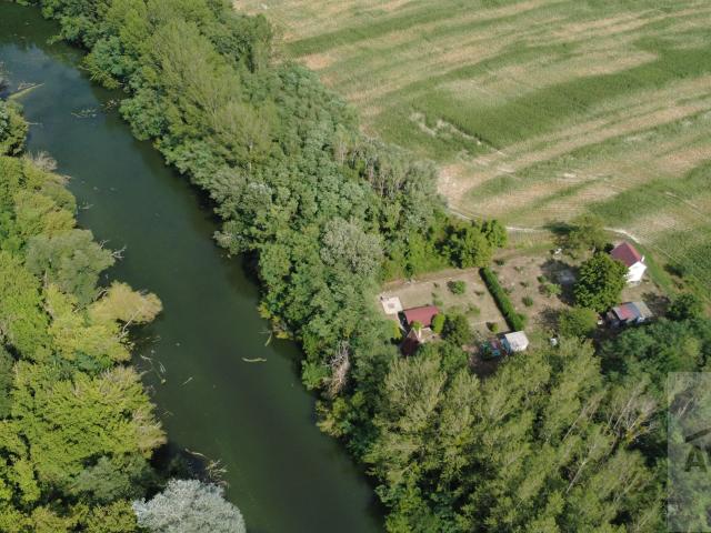 Záhrada (816 m²) pri Malom Dunaji v Malinove s chatkou, altánkom a studňou