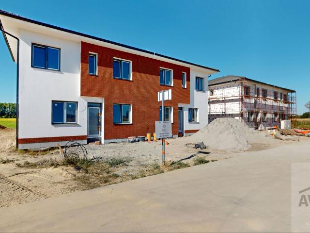 Perfektné 3 izbové byt s vlastným pozemkom, parkovaním, terasou a oplotením v cene