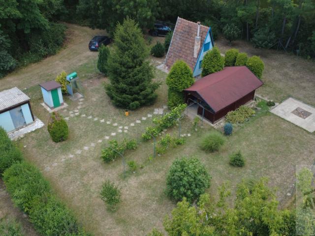 Záhrada (816 m²) pri Malom Dunaji v Malinove s chatkou, altánkom a studňou
