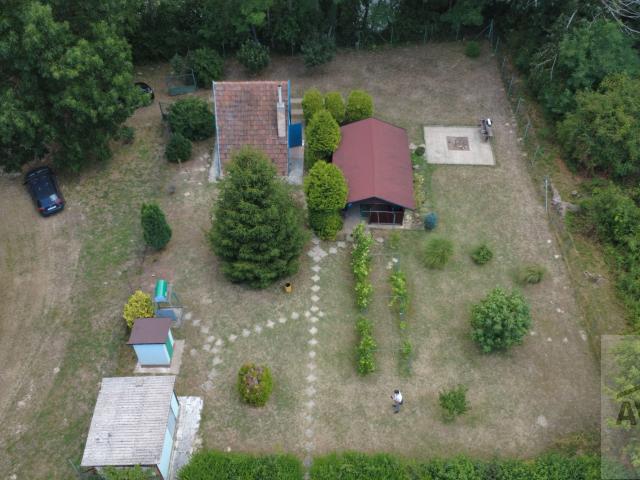 Záhrada (816 m²) pri Malom Dunaji v Malinove s chatkou, altánkom a studňou