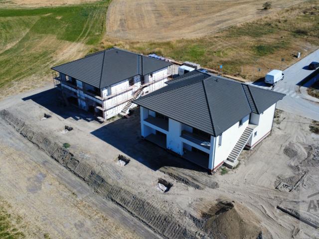 Perfektné 3 izbové byt s vlastným pozemkom, parkovaním, terasou a oplotením v cene