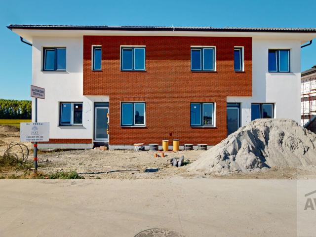 Perfektné 3 izbové byt s vlastným pozemkom, parkovaním, terasou a oplotením v cene
