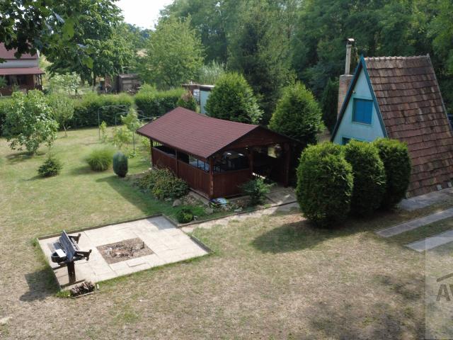 Záhrada (816 m²) pri Malom Dunaji v Malinove s chatkou, altánkom a studňou
