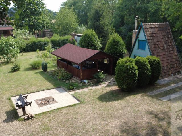 Záhrada (816 m²) pri Malom Dunaji v Malinove s chatkou, altánkom a studňou