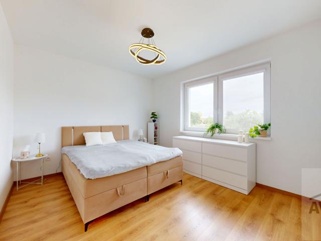 Kompletne zariadený rodinný dom v Šamoríne, 2x kúpeľňa, parkovanie, šatník, záhradný domček