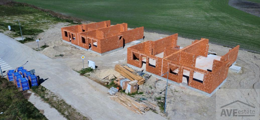 3 izbové byty s pozemkom, parkovaním v tichej lokalite s príjemným výhľadom