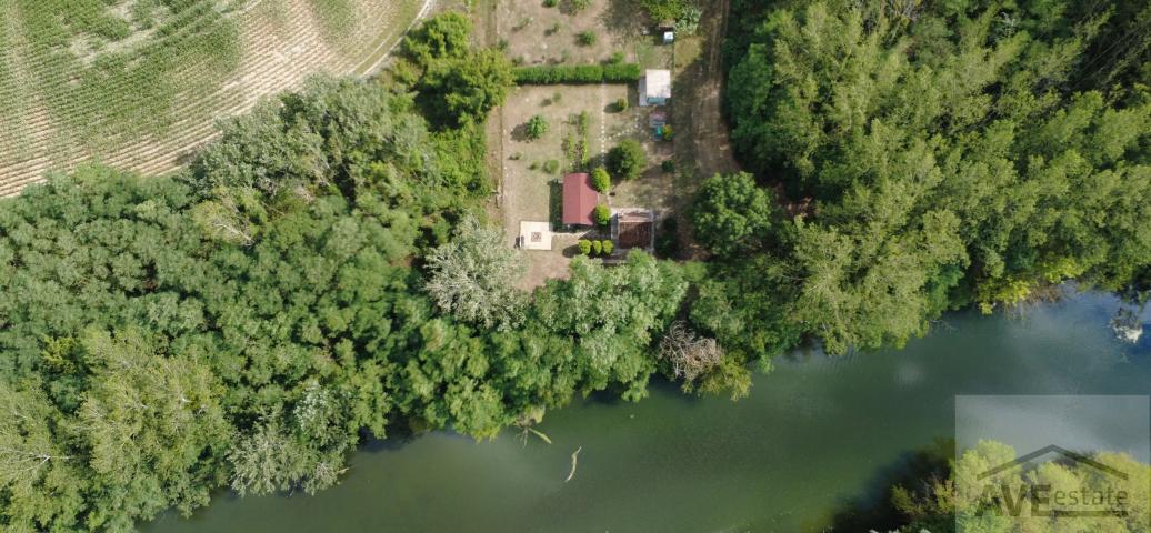 Záhrada (816 m²) pri Malom Dunaji v Malinove s chatkou, altánkom a studňou