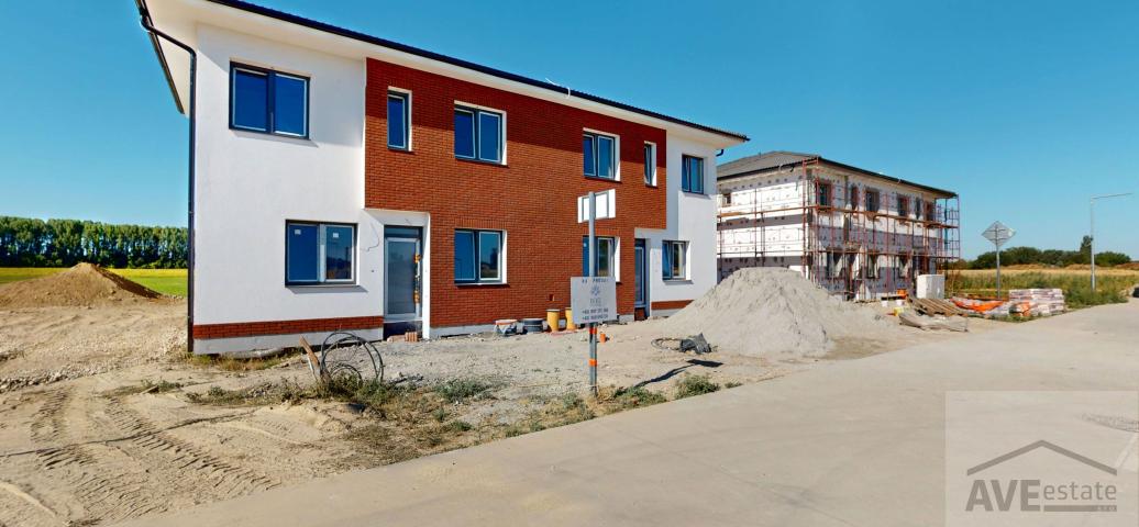 Perfektné 3 izbové byt s vlastným pozemkom, parkovaním, terasou a oplotením v cene