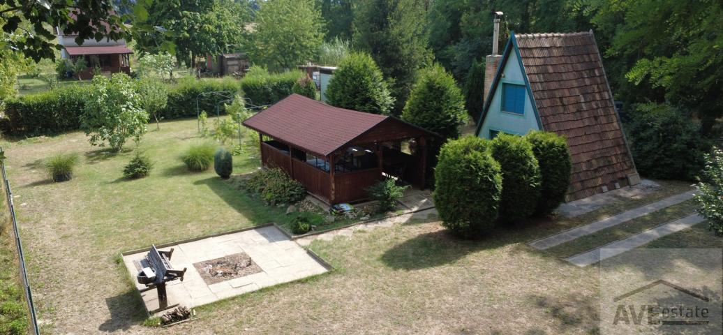 Záhrada (816 m²) pri Malom Dunaji v Malinove s chatkou, altánkom a studňou
