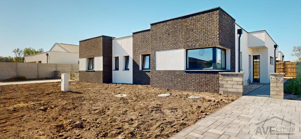 POSLEDNÝ - skolaudovaný 4 izbový rodinný dom s dvoma kúpeľňami, oplotením a štandardom